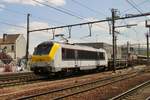 Serie 13/584022/nmbs-1312-durchfahrt-am-10-juni NMBS 1312 durchfahrt am 10 Juni 2015 Antwerpen-Berchem. Heute tragt 1312 das neue Lineas-Farbenkleid.