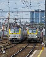 So eintönig wird der Bahnverkehr bald in Belgien ausschauen. Während die HLE 1839 ihre Dostos aus dem Bahnhof Bruxelles Midi drückt, fährt die HLE 1830 mit M 6 Wagen dort ein. 22.06.2012 (Jeanny)