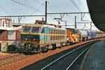Serie 20/675756/nmbs-2004-schleppt-ein-mischguterzug-durch NMBS 2004 schleppt ein Mischguterzug durch Antwerpen-Berchem am 15 Mai 2002.