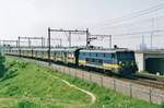 Am 20 Mai 1998 passiert der Keukenhof-Expres mit 2553 Amsterdam Westhaven.