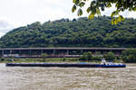 
Während vorne das Motortankschiff  BEATE JAEGERS  den Rhein hinauffährt, fährt hinten auf der linken Rheinstrecke (kurz vor Andernach) die COBRA 2818 - E 186 210 (91 88 7186 210-1 B-B) mit einem Kesselwagenzug in Richtung Süden. (Leutesdorf, 30.07.2017)