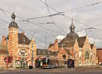 . Eine Brüsseler Straßenbahn vor der Kulisse des wunderschönen Gebäudes des Bahnhofs von Schaerbeek. Hier befindet sich seit kurzem das Eisenbahnmuseum Train World, welches absolut sehenswert ist. 18.11.2017 (Jeanny)   http://www.trainworld.be/de