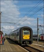 Eine typisch belgische Erscheinung, die Gumminase AM (Automotrice) 96 447 durchfhrt am 23.06.2012 den Bahnhof La Louvire Sud.