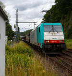auslaendische-loks/853822/die-an-die-lineas-group-nvsa Die an die LINEAS Group NV/SA vermietete E 186 209 (91 88 7186 209-3 B-ATLU) der Alpha Trains Belgium NV/SA, ex Cobra 2817, f�hrt am 01 Juli 2024 mit einem langen gemischten G�terzug durch ScheuerfeldSieg in Richtung K�ln.

Die Bombardier TRAXX F140 MS wurde 2008 von Bombardier in Kassel unter der Fabriknummer 34395 gebaut und an die ATC - Angel Trains Cargo NV/SA (Antwerpen) ausgeliefert. Die Multisystemlokomotive hat die Zulassungen bzw. besitzt die L�nderpakete f�r Deutschland, �sterreich, Belgien und die Niederland (D/A/B/NL).

Lebenslauf und Bezeichnungen der Lok:
• Von 2008 bis 2010 NMBS /SNCB - Nationale Maatschappij der Belgische Spoorwegen / Soci�t� Nationale des Chemins de Fer Belges / Nationale Gesellschaft der Belgischen Eisenbahnen als 2817 (91 88 7186 209-3 B-B) bzw. Cobra 2817, sp�ter B Logistics NV/SA, ab LINEAS Group NV/SA.
• Von 2018 bis 2020 fuhr sie als E 186 209 (91 88 7186 209-3 B-XRAIL) f�r die Crossrail Benelux N.V.
• Seit Februar 2021 f�hrt sie nun wieder f�r die LINEAS Group


Die Traxx F140 MS geh�rt zur dritten Traxx-Generation, in Deutschland wird sie als Baureihe 186 bezeichnet. Es handelt sich dabei grob betrachtet um eine Weiterentwicklung der Traxx F140 MS2, also eine Viersystemlok f�r Wechsel- und Gleichstromsysteme mit 5.600 kW Nennleistung, die Drehgestelle und Antriebe wurden nochmals verbessert, so dass mit dem Tatzlagerantrieb erstmals eine regul�re H�chstgeschwindigkeit von 160 km/h erreicht werden kann. Auch die BR 186 ist mit verschiedenen L�nderpaketen erh�ltlich.

Geht man nach der Herstellerbezeichnung, handelt es sich bei der BR 186 um eine G�terzuglok, jedoch ist sie dank ihrer nachtr�glich f�r genehmigte H�chstgeschwindigkeit von 160 km/h auch f�r Eins�tze im Personenverkehr geeignet. Trotz der Geschwindigkeitserh�hung hat die Baureihe die '140' in der Bezeichnung Traxx F140 behalten. In Polen und �sterreich darf weiterhin nur bis zu 140 km/h schnell gefahren werden, diese Lok darf in auch nur 140 km/h fahren.

TECHNISCHE DATEN:
Spurweite: 1.435 mm (Normalspur)
Umgrenzungsprofil: UIC 505-1
Achsanordnung: Bo’Bo’
L�nge �ber Puffer: 18.900 mm
Max. Breite des Lokkastens: 2.977 mm
H�he �ber Stromabnehmer: 4.283 mm
Drehzapfenabstand: 10.440 mm
Achsabstand im Drehgestell: 2.600 mm
Dienstgewicht: ca. 86 t (abh�ngig von L�nderpaketen)
Radsatzlast :21.5 t
Antriebssystem: Tatzlagerantrieb
Anzahl Fahrmotoren: 4
Max. Leistung: 5.600 kW
Max. Anfahrzugkraft: 300 kN
zul. H�chstgeschwindigkeit in D und A: 140 km/h
zul. H�chstgeschwindigkeit in B und NL: 160 km/h
Netzspannungen: 25 kV AC 50 Hz, 15 kV AC 16,7 Hz, 3 kV und 1,5 kV DC