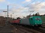 BR 143 185 616-0 (eine TRAXX F140 AC2, Baujahr 2008) zieht am 04.02.2012 mit sechs 143ern am Haken durch den Bahnhof Betzdorf/Sieg in Richtung K�ln.