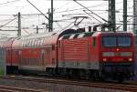 BR 143 143 932-2 mit RB 27 (Rhein-Erft-Bahn) kommt von Koblenz und f�hrt am 11.04.2011 in den Bahnhof Troisdorf.