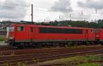BR 155 155 147-2 der DB Schenker Rail Deutschland AG abgestellt in Kreuztal am 16.08.2011. 
Diese Loks der ehem. DR BR 250 wurde in den 70er-Jahre, auf Grund der gestiegenen Leistungsanforderungen der Zugf�rderung im G�terverkehr produziert, da die E11 und E41 den Anforderungen nicht mehr gerecht wurden. 
Die Lokomotiven werden heute im gesamten Schienennetz der DB eingesetzt und sind praktisch vor jeder Art von G�terz�gen anzutreffen.
In den letzten Jahren gab es wiederholt Probleme mit den 3-achigen Drehgestellen der Loks, so dass die H�chstgeschwindigkeit zeitweise auf 80 km/h heruntergesetzt werden musste. Au�erdem wurden bereits zahlreiche Maschinen wegen diverser Sch�den und zur Gewinnung von Ersatzteilen ausgemustert. Hin und wieder wurde auch eine komplette Ausmusterung der Baureihe 155, die inzwischen zu den �lteren Triebfahrzeugen der Deutschen Bahn geh�rt, in Erw�gung gezogen. Seit Sommer 2006 werden jedoch auf Grund von Kapazit�tsmangel wieder Loks der BR 155 im AW Dessau einer Hauptuntersuchung unterzogen. 
Von einer Abstellung der gesamten Baureihe wird derzeit abgesehen.