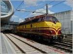 BR 1800 Vom Sp�therbst 1963 bis Juli 1964 nahm die CFL zwanzig Lokomotiven der Baureihe 1800 in ihren Bestand auf. Diese Loks wurden bei La Brugeoise et Nivelles (BN) in Belgien gebaut, es handelte sich bei den Maschinen um eine Weiterentwicklung der bew�hrten Baureihe 1600. Bei dem GM-Dieselmotor handelte es sich um den denselben Typ, der auch in den 1600er Verwendung fand. Die elektrische Anlage erlaubte eine Drehzahl des Dieselmotors von 835 t/min und somit eine Leistungssteigerung um 200 PS. Die CFL 1800er sind baugleich mit der BR 205 (55) der SNCB, allerdings unterscheiden sie sich im elektrischen Teil (Generator und Traktionsmotoren). Die CFL 1800er wurden haupts�chlich im G�terverkehr eingesetzt, lediglich die 1818 und 1819 konnten dank einer Heizungsanlage auch im Reisezugdienst vor den Wegmann-Wagen eingesetzt werden. In den fast 50 Betriebsjahren waren die 1800er eine zuverl�ssige Lokbaureihe im schweren Streckendienst. Wendepunkte im Ausland waren Ehrang, Aachen West �ber Vis�-Montzen, Metz, Longuyon sowie diverse belgische Bahnh�fe (u.a. Ronet �ber die Athus-Meuse Linie und auch die Strecke 162, Hasselt �ber Vis� sowie Li�ge und Ans). Mit Sonderreisez�gen wurde Koblenz sowie K�ln-Deutz �ber die Eifelstrecke und auch das schw�bische G�ppingen, in Belgien Blankenberge, Oostende, Antwerpen, in den Niederlanden Maastricht sowie Strasbourg in Frankreich erreicht. 1995/1996 kamen einige Maschinen bei der SNCB im Rahmen des Kilometerausgleiches vor schweren Erzz�gen auf der Athus-Meuse Linie zum Einsatz. Die �ra der 1800er neigt sich aber Anfang 2012 ihrem Ende entgegen. Nur noch 2 Exemplare der formsch�nen Gro�dieselloks sind noch im t�glichen Einsatz: 1817 und 1818. Letzterer wird die Ehre zuteil, als Museumslok die Nachwelt mit ihrem typischen GM Sound vor Sonderz�gen zu erfreuen. Hier noch die technischen Daten der 1800er: Achsfolge:  Co’Co‘, H�chstgeschwindigkeit: 120 km/h, Dienstgewicht: 110/114 t (bei 2/3 Vorr�ten), Leistung: 1800 PS (1324 kW), Mindestkurvenradius: 80 m, Kraftstofftank: 4000 l, Kraft�bertragung: diesel-elektrisch, Hersteller: BN (La Brugeoise et Nivelles). Wenig bekannt sein d�rfte, dass BN 198 Maschinen mit GM-Motorisierung baute und somit gr��ter Hersteller amerikanischer Technik in Europa war. Das Bild zeigt die 1817 mit einem G�terzug in Belval/Universit� am 06.08.2010. (Jeanny)