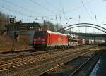 BR 185 185 238-3 der DB Schencker Rail mit gemischtem G�terzug f�hrt am 11.02.2012 durch Kreuztal Richtung Hagen. Hinten das Reiterstellwerk Fahrdienstleiter (Kf).