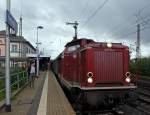 br-212-db-v10020 150-Jahre Ruhr-Sieg-Strecke: Die 212 133-3 (ex DB V 100 2133) der BSM - Bahnservice Mannheim GmbH, Mannheim mit Sonderzug, hier am 18.09.2011 beim Halt im Bahnhof Kreuztal. Die Lok wurde 1963 bei Henschel in Kassel unter der Frabriknummer 30819 gebaut und 1999 bei der DB ausgemustert. Die Leistung btr�gt 1.350 PS (990 kW) und die H�chstgeschwindigkeit 100 km/h.

