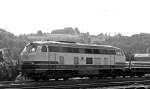 br-216-v-160 Die 216 224-6 der EBM Cargo (Gummersbach) kommt mit einem Schwellenzug am 29.07.2011  in Siegen (Kaan-Marienborn) und f�hrt Richtung Wilnsdorf-Rudersdorf . Die Lok wurde 1968 bei Krupp unter der Fabriknummer 4885 gebaut, es war die letzte der Serie.
Hier im Gegenlicht.
