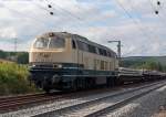 br-216-v-160 Die 216 224-6 der EBM Cargo (Gummersbach) kommt mit einem Schwellenzug am 29.07.2011 von Siegen �ber das Baugleis in Wilnsdorf-Rudersdorf (KBS 445). Die Lok wurde 1968 bei Krupp unter der Fabriknummer 4885 gebaut.
Die Baureihe V 160 (ab 1968: Baureihe 216) war die erste Variante der V 160-Familie der Deutschen Bundesbahn, die im Nachkriegs-Neubauprogramm als einmotorige Gro�diesellokomotive f�r den mittelschweren Streckendienst projektiert wurde.
Angetrieben wird die Lok vom Dieselmotor MTU 16 V 538 / 653 TB 10 mit 16 Zylindern und einer Leistung von 1900 PS bei 1500/min. Die Leistung gelangt �ber ein hydraulisches Getriebe mit zwei Wandlern und einer Kupplung und Gelenkwellen zu den Radsatzgetrieben in den beiden zweiachsigen Drehgestellen. Zus�tzlich zum Fahrdieselmotor ist ein kleiner Hilfsdieselmotor vorhanden, welcher beim Aufr�sten -- insbesondere zum Betrieb des Dampfheizkessels -- und als Kompressor zur Luftversorgung genutzt werden kann.