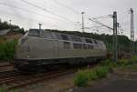 br-221-db-v2001 Eine graue Maus, aber nur in der Lackierung: Die V270.09 (eine V200.1) der SGL Schienen-G�ter-Logistik GmbH f�hrt am 17.07.2011 von Betzdorf/Sieg in Richtung Siegen los. Die Lok wurde 1964 von Krauss-Maffei unter der Fabrik-Nr. 19241 als V 200.121 (221 121) gebaut. Sie hat eine Leistung von 2x 990 kW (bzw. 1346 PS).
Die V200.1 habe Motoren mit h�herer Leistung als die V200.
In altrot w�rde sie mir doch noch besser gefallen.