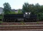 br-275-mak-g-1206 Die MRCE 500 1517 (275 625-2), eine Vossloh G 1206, mit leeren Sammnps Flachwagen (6-achsig) Ganzzug, f�hrt, am 23.08.2011, von Herdorf weiter Richtung Betzdorf. Die Lok wurde 2006 von Vossloh unter Fabriknummer 5001571 gebaut. 