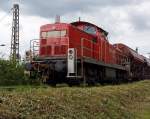 br-294-v-90 294 865-1 (V90 remotorisiert) der DB Schenker beim abstossen von Wagons am 16.08.2011 inKreuztal am Ablaufberg. Die Lok wurde 1973 bei MaK unter der Fabriknummer 1000640 als 290 365-6 f�r die DB gebaut, 1999 Umzeichnung in 294 365-2, 2007 Remotorisierung mit MTU-Motor und Umzeichnung in 294  865-1.