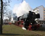 BR 52 30.01.2011 Fahrtag der Historische Eisenbahn Frankfurt e.V. auf der Frankfurter Hafenbahn am Mainufer mit der 52 4867. Die G�terzug-Dampflokomotive 52 4867 wurde 1943 bei Maschinenbau und Bahnbedarf AG, Potsdam-Babelsberg, (Fabr.-Nr. 13931) gebaut. Nach dem Krieg blieb sie in �sterreich (ex �BB 152.4867), 1970 kam sie zur GKB  und 1980 kaufte die HEF die Lok.