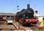 br-57-g-10 Die 57 3088 (preu�. G10) am 23.04.2011 auf der Drehscheibe im ehem. BW Siegen (heute S�dwestf�lische Eisenbahnmuseum). Hier war Fr�hlingsfest im Lokschuppen.

Die G10 ist Baujahr 1922, kurz vor der z-Stellung am 10.06.1968 wurde sie zum 01.01.1968 noch in 057 088 umgezeichnet. Am 24.06.1970 schied sie aus dem Bestand der DB aus. 