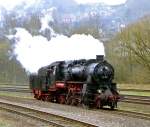 br-58-g-12 G�terzuglok 58 311 (bad. G12) am 03.04.2010 beim Dampfspektakel in Gerolstein.
�ber 90 Jahre hat die im Jahr 1921 von der Maschinenbaugesellschaft Karlsruhe unter Fabriknummer  2153 gebaute 58 311 schon auf dem Buckel, rund 80 Jahre davon war sie, abgesehen von ein paar Jahren Standzeit im Museum, st�ndig in Betrieb ! W�hrend die Deutsche Bundesbahn schon 1953 auf ihre letzten 58 verzichten konnte, waren die Maschinen in der DDR bis 1977 im Einsatz. Die gedrungene, bullig wirkende G�terzuglokomotive erreichte zwar nur eine H�chstgeschwindigkeit von 65 km/h, mit ihrem Dreizylindertriebwerk verf�gte sie aber �bergen�gend Leistung (1.540 PS) f�r schwere G�terz�ge im Bergland.
