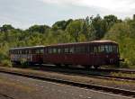 br-795--796--798-uerdingerschienenbus Da kommt er ja (im leicten Gegenlicht): Der Schienenbus 798 818-1 (Pfalzbahn) mit Beiwagen 998 880-9 f�hrt auf Gleis 3 in den Bahnhof Herdorf am 08.05.2011, hier hat er erstmal Hp0 und muss die Hellertalbahn abwarten. Eigentlich sollte er schon den Sonderfahrplan fahren, aber er war etwas versp�tet. Die Oberhessischen Eisenbahnfreunde fuhren sp�ter Sonderverkehr f�r die Hellertalbahn.
Der VT wurde 1962 bei MAN N�rnberg unter der Fabriknummer 146600 gebaut, der VS 1959 bei WMD Donauw�rth unter Fabriknummer 1412.

