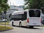 Daimler Citaro von Bus Verkehr Berlin KG (BVB) beim Abbiegevorgang vom Parkplatz des Regionalbahnhof Berlin Flughafen Schönefeld am 14.