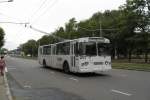 Odessa 5.9.2009  Dieser Trolleybus stammt noch aus sowjetischer Zeit und Produktion.