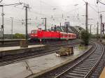 143 870 verlässt am 26.08.14 mit einer S6 nach Essen den Kölner Hauptbahnhof.