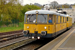 br-725---726-gleismesszug/492619/-ein-gelbes-ding-in-wiltz . Ein gelbes Ding in Wiltz - Am 27.04.2016 fhrt der DB Messzug 726 002-9 in den Bahnhof von Wiltz ein. (Hans)