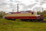 BR 752/585797/die-120-004-7-im-farbdesign-wie Die 120 004-7 im Farbdesign wie bei Ablieferung (1980), ex DB 752 004-2 am 30.10.2017 im DB Museum Koblenz.

Die Vorserien-Lok wurde1980 von Henschel unter der Fabriknummer 32018 gebaut. Die Lok 120 004 war die erste Hochleistungslok mit Scheibenbremsen der DB.

Die Baureihe 120 ist eine Elektrolokomotivbaureihe der Deutschen Bahn AG und gilt als die erste in Serie gebaute Drehstrom-Lokomotive (mit elektronischen Umrichtern) der Welt. Sie stellt einen Meilenstein in der Entwicklung elektrischer Lokomotiven dar. Am 14. Mai 1979 wurde mit der 120 001 die erste Lokomotive mit Drehstromantriebstechnik an die damalige Deutsche Bundesbahn übergeben. Sie wurde zunächst für eine Höchstgeschwindigkeit von 160 km/h zugelassen und beim Betriebswerk Nürnberg Rbf praktisch erprobt. Bis Januar 1980 wurden ihre Schwestern 120 002-005 ausgeliefert. Das optische Erscheinungsbild der Baureihe 120 war prägend für das 'Gesicht' der Deutschen Bundesbahn in den 1980er Jahren.

Die ersten fünf Prototypen der Baureihe 120.0 erhielten bei Ablieferung in den Jahren 1979/80 den purpurrot/elfenbeinfarbenen Farbanstrich der Trans-Europ-Express-Züge (TEE). Die insgesamt 60 in Auftrag gegebenen Serienloks der Baureihe 120.1 erhielten beginnend ab dem Jahr 1987 gleich das damals neu eingeführte orientrote Farbschema. Mit Einführung des verkehrsroten Farbschemas ab 1996 erhielten immer mehr Lokomotiven die neue, aktuelle Farbgebung.

Die fünf Vorserien-Lokomotiven wurden über die Jahre immer wieder zusammen mit den anderen 120ern im Plandienst eingesetzt, die meiste Zeit über dienten sie jedoch als Bahndienstfahrzeuge (sie bekamen dazu auch neue Nummern und wurden zur Baureihe 752) oder als Erprobungsträger für neue Technologien, die dann erstmals bei den E-Lok-Neubeschaffungen der späten 1990er Jahre in Serie verwendet wurden. Dazu gehörten z. B. Scheibenbremsen, die vorher aus Platzgründen bei Lokomotiven nicht eingesetzt werden konnten, oder neue Drehgestelle und Umrichter für die Baureihe 101. Stationiert waren die Versuchslokomotiven bei den Bundesbahnzentralämtern in Minden und München.

Bei der Entwicklung der Baureihe 101 zog ABB Henschel die 120 004 und 005 zu Hilfe. ABB Henschel hatte keinen modernen Prototypen, sondern lediglich ein Konzept mit dem Namen Eco2000 und eine Technologie-Demonstration auf Basis von den zwei damals bereits 15 Jahre alten umgebauten Vorserien-120ern.

Bei der Komponenten-Entwicklung für die Eco2000 stützte man sich auf die Vorserien-Loks der Baureihe 120, 120 (bzw. 752) 004 und 005, die von ABB bereits 1992 umgebaut wurden, um neue Technologien in der Praxis erproben zu können. Die 120 005 hatte neue Stromrichter auf Basis von GTO-Thyristoren und eine neue Bordelektronik erhalten, 120 004 darüber hinaus auch vom ICE adaptierte Drehgestelle, Scheibenbremsen, den integrierten Gesamtantrieb (IGA) sowie einen biologisch abbaubaren Polyol-Ester als Kühlmittel für den Haupttransformator. Beide Loks legten in dieser Konfiguration große Strecken im planmäßigen IC-Dienst störungsfrei zurück.[10] 120 004 kann aufgrund der aufwändigen Umbauten als Prototyp der Baureihe 101 angesehen werden.

TECHNISCHE DATEN:
Spurweite: 1.435 mm
Achsfolge: Bo'Bo'
Eigengewicht:  84,0 t
Länge über Puffer: 19.200 mm
Drehzapfenabstand: 10.200 mm
Achsabstand im Drehgestell: 2.800 mm
Höchstgeschwindigkeit: 200 km/h
Dauerleistung: 4×1.400 kW = 5.600 kW (7.616 PS)
max. elektrische Bremskraft: 150 kN
Anfahrzugkraft: 340 kN
Fahrmotoren: 4 Drehstrom-Asynchron-Motoren
Antrieb: Hohlwellen-Kardan-Einzelachsantrieb
Stromsystem: 15 kV 16 2/3 Hz, Oberleitung
