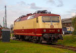 BR 752/585798/die-120-004-7-im-farbdesign-wie Die 120 004-7 im Farbdesign wie bei Ablieferung (1980), ex DB 752 004-2 am 30.10.2017 im DB Museum Koblenz.

Die Vorserien-Lok wurde1980 von Henschel unter der Fabriknummer 32018 gebaut. Die Lok 120 004 war die erste Hochleistungslok mit Scheibenbremsen der DB.

Die Baureihe 120 ist eine Elektrolokomotivbaureihe der Deutschen Bahn AG und gilt als die erste in Serie gebaute Drehstrom-Lokomotive (mit elektronischen Umrichtern) der Welt. Sie stellt einen Meilenstein in der Entwicklung elektrischer Lokomotiven dar. Am 14. Mai 1979 wurde mit der 120 001 die erste Lokomotive mit Drehstromantriebstechnik an die damalige Deutsche Bundesbahn übergeben. Sie wurde zunächst für eine Höchstgeschwindigkeit von 160 km/h zugelassen und beim Betriebswerk Nürnberg Rbf praktisch erprobt. Bis Januar 1980 wurden ihre Schwestern 120 002-005 ausgeliefert. Das optische Erscheinungsbild der Baureihe 120 war prägend für das 'Gesicht' der Deutschen Bundesbahn in den 1980er Jahren.

Die ersten fünf Prototypen der Baureihe 120.0 erhielten bei Ablieferung in den Jahren 1979/80 den purpurrot/elfenbeinfarbenen Farbanstrich der Trans-Europ-Express-Züge (TEE). Die insgesamt 60 in Auftrag gegebenen Serienloks der Baureihe 120.1 erhielten beginnend ab dem Jahr 1987 gleich das damals neu eingeführte orientrote Farbschema. Mit Einführung des verkehrsroten Farbschemas ab 1996 erhielten immer mehr Lokomotiven die neue, aktuelle Farbgebung.

Die fünf Vorserien-Lokomotiven wurden über die Jahre immer wieder zusammen mit den anderen 120ern im Plandienst eingesetzt, die meiste Zeit über dienten sie jedoch als Bahndienstfahrzeuge (sie bekamen dazu auch neue Nummern und wurden zur Baureihe 752) oder als Erprobungsträger für neue Technologien, die dann erstmals bei den E-Lok-Neubeschaffungen der späten 1990er Jahre in Serie verwendet wurden. Dazu gehörten z. B. Scheibenbremsen, die vorher aus Platzgründen bei Lokomotiven nicht eingesetzt werden konnten, oder neue Drehgestelle und Umrichter für die Baureihe 101. Stationiert waren die Versuchslokomotiven bei den Bundesbahnzentralämtern in Minden und München.

Bei der Entwicklung der Baureihe 101 zog ABB Henschel die 120 004 und 005 zu Hilfe. ABB Henschel hatte keinen modernen Prototypen, sondern lediglich ein Konzept mit dem Namen Eco2000 und eine Technologie-Demonstration auf Basis von den zwei damals bereits 15 Jahre alten umgebauten Vorserien-120ern.

Bei der Komponenten-Entwicklung für die Eco2000 stützte man sich auf die Vorserien-Loks der Baureihe 120, 120 (bzw. 752) 004 und 005, die von ABB bereits 1992 umgebaut wurden, um neue Technologien in der Praxis erproben zu können. Die 120 005 hatte neue Stromrichter auf Basis von GTO-Thyristoren und eine neue Bordelektronik erhalten, 120 004 darüber hinaus auch vom ICE adaptierte Drehgestelle, Scheibenbremsen, den integrierten Gesamtantrieb (IGA) sowie einen biologisch abbaubaren Polyol-Ester als Kühlmittel für den Haupttransformator. Beide Loks legten in dieser Konfiguration große Strecken im planmäßigen IC-Dienst störungsfrei zurück.[10] 120 004 kann aufgrund der aufwändigen Umbauten als Prototyp der Baureihe 101 angesehen werden.

TECHNISCHE DATEN:
Spurweite: 1.435 mm
Achsfolge: Bo'Bo'
Eigengewicht:  84,0 t
Länge über Puffer: 19.200 mm
Drehzapfenabstand: 10.200 mm
Achsabstand im Drehgestell: 2.800 mm
Höchstgeschwindigkeit: 200 km/h
Dauerleistung: 4×1.400 kW = 5.600 kW (7.616 PS)
max. elektrische Bremskraft: 150 kN
Anfahrzugkraft: 340 kN
Fahrmotoren: 4 Drehstrom-Asynchron-Motoren
Antrieb: Hohlwellen-Kardan-Einzelachsantrieb
Stromsystem: 15 kV 16 2/3 Hz, Oberleitung
