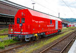 DB Netz AG/557202/der-hagener-hilfszugwagen-d-db-99-80 Der Hagener Hilfszugwagen  D-DB 99 80 9370 033-9 der DB Netz AG am 20.05.2017 im Hbf Hagen.

Der Hilfszug AOC - ANWENDUNGSORIENTIERTER CONTAINER: 
Der  Hilfszug  ist  eine  fahrende  Werkstatt  und  bietet  ein  hervorragendes  Raumangebot  f�r  Ger�t und Mannschaft. Die Wechselaufbauten k�nnen im Falle einer Revision des Tr�gerwagens einfach auf ein anderes Tr�gerfahrzeug umgesetzt werden. Dadurch  spart man das m�hsame und vor allem zeitintensive Umladen des  gesamten Equipments von einem zum anderen Wagen.  
Dieses neuartige System aus Wechselaufbau und Tr�gerwagen hei�t in der Fachsprache AOC/MTF (Anwendungs Orientierter  Container    kombiniert mit einem Multifunktionalen   –  oder  auch modularem Tr�gerFahrzeug).   Die Wechselbeh�lter haben Faltt�ren, einen geraden  Boden und zwischen diesem und der Tiefladefl�che sind zus�tzliche Stauk�sten eingebaut worden. Diese bieten  z.B. der Aufgleisbr�cke einen idealen gleisnahen Platz. Die Toilettenanlage wurde mit einer umweltfreundlichen Verbrennungstoilette realisiert.

Das Tr�gerfahrzeug/Wagen (MTF) wurde von dem slowakischen G�terwagenhersteller Tatravag�nka A.s. gebaut, wobei die Drehgestelle von ELH Eisenbahnlaufwerke Halle sind.
Der Wechselaufbau (AOC) ist von Gf�llner Fahrzeugbau und Containertechnik GmbH St.Georgen (�sterreich)

TECHNISCHE DATEN:
Spurweite: 1.435 mm
Anzahl der Achsen: 4 (in 2 Drehgestellen)
L�nge �ber Puffer: 18.240 mm
Drehzapfenabstand: 11.790 mm
Achsabstand im Drehgestell: 1.800
Laufraddurchmesser: 920 mm
H�chstgeschwindigkeit: 120 km/h
Kleinster befahrbarer Radius: 75 m
Leergewicht:  23.500 kg