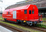 DB Netz AG/557203/der-hagener-hilfszugwagen-d-db-99-80 Der Hagener Hilfszugwagen  D-DB 99 80 9370 033-9 der DB Netz AG am 20.05.2017 im Hbf Hagen.

Der Hilfszug AOC - ANWENDUNGSORIENTIERTER CONTAINER:
Der  Hilfszug  ist  eine  fahrende  Werkstatt  und  bietet  ein  hervorragendes  Raumangebot  f�r  Ger�t und Mannschaft. Die Wechselaufbauten k�nnen im Falle einer Revision des Tr�gerwagens einfach auf ein anderes Tr�gerfahrzeug umgesetzt werden. Dadurch  spart man das m�hsame und vor allem zeitintensive Umladen des  gesamten Equipments von einem zum anderen Wagen.  
Dieses neuartige System aus Wechselaufbau und Tr�gerwagen hei�t in der Fachsprache AOC/MTF (Anwendungs Orientierter  Container    kombiniert mit einem Multifunktionalen   –  oder  auch modularem Tr�gerFahrzeug).   Die Wechselbeh�lter haben Faltt�ren, einen geraden  Boden und zwischen diesem und der Tiefladefl�che sind zus�tzliche Stauk�sten eingebaut worden. Diese bieten  z.B. der Aufgleisbr�cke einen idealen gleisnahen Platz. Die Toilettenanlage wurde mit einer umweltfreundlichen Verbrennungstoilette realisiert.

Das Tr�gerfahrzeug/Wagen (MTF) wurde von dem slowakischen G�terwagenhersteller Tatravag�nka A.s. gebaut, wobei die Drehgestelle von ELH Eisenbahnlaufwerke Halle sind.
Der Wechselaufbau (AOC) ist von Gf�llner Fahrzeugbau und Containertechnik GmbH St.Georgen (�sterreich)

TECHNISCHE DATEN:
Spurweite: 1.435 mm
Anzahl der Achsen: 4 (in 2 Drehgestellen)
L�nge �ber Puffer: 18.240 mm
Drehzapfenabstand: 11.790 mm
Achsabstand im Drehgestell: 1.800
Laufraddurchmesser: 920 mm
H�chstgeschwindigkeit: 120 km/h
Kleinster befahrbarer Radius: 75 m
Leergewicht:  23.500 kg
