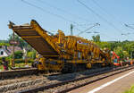 Baustelle im Bahnhof Katzenfurt (Lahn-Dill-Kreis) am 20.07.2013: Der MFS 40/4-B-ZW (mit Bagger) der H.