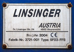   Das Fabrikschild von dem LINSINGER Schienenfräszug SF 03 FFS, Schweres Nebenfahrzeug Nr.
