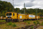 
Die Harsco Track Technologies Gleis- und Weichenschleifmaschine (engl. Rail Grinder) RGH 20 C „Facette“, Schweres Nebenfahrzeug Nr. 99 80 9127 001-2 D-VABWG, der voestalpine BWG GmbH aus Butzbach (Betreiber – EVU: Hessische Güterbahn GmbH) ist am 28.09.2020 in Betzdorf (Sieg) abgestellt.

Der Schienenschleifzug wurde 2010 von der Harsco Track Technologies (HTT) in den USA unter den Fabriknummern 153635 und 153636gebaut. Das Fahrzeug hat die EBA-Nummer EBA 03C18A003.

Der Schienenschleifzug ist dreiteilig, an beiden Enden befinden sie die selbstfahrende 4-achsige (2 Drehgestelle) 10-Steine-Schienenschleifmaschinen (RGH 10C2-38 bzw. RGH 10C2-39) und dazwischen ein antriebsloser zweiachsiger Mittelwagen. Die selbstfahrende 20-Steine-Schienenschleifmaschine dient zur Beseitigung von Fahrflächenfehlern, Schäden aus Rollkontaktermüdung und der kohlenstoffarmen Randschicht aus dem Walzprozess sowie zur Schienenkopfprofilierung. Der Einsatz erfolgt vorwiegend in Weichen, Kreuzungen und Bahnübergängen ohne Demontage von Ausrüstungsteilen.
Jeder Schleifkopf bestehend aus einem Hydromotor, einer Spindel-Lager-Einheit und einer Schleifscheibe ist unabhängig gelagert und wird einzeln gesteuert, so dass bei 1 Überfahrt 10 verschiedene Facetten geschliffen werden können. Die Winkelstellung, seitliche Position und Sollstellung werden komplett in Schleifabläufen programmiert. 
Der Schleifdruck jeder Scheibe ist einzeln regelbar. Der zulässige Winkelbereich beträgt 75˚ auf der Schieneninnenseite bis 45˚ auf der Schienenaußenseite, gemessen zur Senkrechten. Zur Kontrolle des Ergebnisses ist ein Schienenprofilmesssystem vorhanden.

An beiden Schleifwagen ist eine Staubabsaug und-sammeleinrichtung vorhanden, die Absaugung erfolgt jeweils durch einen Ventilator, der einen Luftstrom von ca. 8.000 m³/h erzeugt. Beide Schleifwagen verfügen zudem über eine integrierte Feuerlöschanlage.

Technische Daten:
Spurweite: 1.435 mm
Achsfolge: Bo’Bo’ + 2 + Bo’Bo’
Anzahl der Achsen: 10
Länge über Puffer: 41.738 mm (13,94 / 13,85 / 13,94 m)
Breite: 2.629 mm
Höhe über SOK: 3.928 mm
Gesamtgewicht: 124 t
max. Achslast: 15 t (Zul. Streckenklasse A und höher)
Höchstgeschwindigkeit (Eigen / Schlepp): 100 km/h
Kleister befahrbarer Gleisbogen: R 90 m
Zur Mitfahrt zugel. Personen: 5
Max. Anhängelast: 50 t

Schleifspezifische Kennwerte:
Aufstelllänge vor Schleifbeginn: 60 m
Geräuschentwicklung (25 m Abstand): 73 dbA
Schleifgeschwindigkeit: 3 bis 8 km/h
Schleifrichtungen: 2 
Drehzahl der Schleifmotoren: 5.500-6.000 min-1
Leistung der Schleifmotoren: 17 kW
Schleifscheiben: Topfscheibe (16 Stück) Ø 152 mm und Tellerscheibe (4 Stück) Ø 280 mm