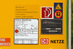   Anschriftentafel und Fabrikschild der Unimat-Sprinter ESM 866 der DB Netz AG (Schweres Nebenfahrzeug Nr.