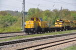 214 008-5 und W 203 002 von LEONHARD Wei mit Gleisstopfmaschine UM 3  Edelwei  in Westerstetten am 06.05.2011.