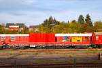   Vierachsiger Materialwagen KRC 1200  D-DB 99 80 9370 070-1 (790 001) der DB Netz AG zum Eisenbahnkran KRC 1200 - 732 001 (D-DB 99 80 9 471 001-4), angestellt (stationiert) in Fulda, hier am