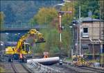 - Gleisbauarbeiten in Herdorf - Die Folie wurde zurechtgelegt und mit Hilfe des Zweiwegebaggers im Gleisbett ausgebreitet.