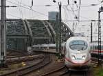 . Der NS ICE 3 M N 4653 fhrt am 20.11.2014 in den Hauptbahnhof von Kln ein. (Hans)