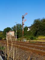 Am 23.08.2012 vor dem Stellwerk Herdorf Ost (HO) auf Gleis 2: Signal Hp 2 – Langsamfahrt, unten davor Signal Sh 1 - Fahrverbot aufgehoben