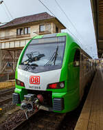 Der für die DB Regio AG – NRW fahrende dreiteilige Stadler FLIRT 3 XL 3427 014 (94 80 3427 014-0 D-STAP / 94 80 3827 014-6 D-STAP / 94 80 3427 514-9 D-STAP) der ZV VRR Eigenbetrieb