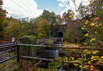 kbs-460-siegstrecke/898581/blick-auf-den-32-m-lange Blick auf den 32 m lange Mühlburg-Tunnel bei km 74,4 der Siegstrecke (KBS 460) in Scheuerfeld/Sieg am 18 Oktober 2025. Davor die Brücke über die Sieg, bei der alten Papierfabrik ganz rechts, hier ist auch ein Siegwehr mit Wasserkraftwerk. Da die Sieg hier auch eine Schleife macht ist kurz hinter dem Tunnel wieder eine Brücke über die Sieg.

Die Siegstrecke ist eine rund 100 Kilometer lange, überwiegend zweigleisige, elektrifizierte Hauptbahn von Köln nach Siegen in Deutschland. Zwischen Blankenberg und Merten sowie zwischen Schladern und Rosbach wurde sie nach dem Zweiten Weltkrieg nur eingleisig wiederaufgebaut. Beide Endbahnhöfe liegen im Bundesland Nordrhein-Westfalen, rund 28 Kilometer verlaufen in Rheinland-Pfalz. Die Strecke führt ab dem Bahnhof Köln Messe/Deutz über Porz (Rhein), Troisdorf, Siegburg, Hennef (Sieg), Au (Sieg) und Betzdorf (Sieg) nach Siegen Hbf. Die Siegstrecke wurde ursprünglich als Teil der Deutz-Gießener Eisenbahn errichtet und ging nicht über Siegen, sondern verlief von Betzdorf (Sieg) weiter über Herdorf, Haiger und Dillenburg bis Gießen. 