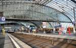 Hauptbahnhof Berlin, die obere Ebene am 28.09.2013. Blickrichtung nach Westen.