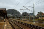 Der Hauptbahnhof Dresden am 06.12.2022, Blick auf die Westseite (Blickrichtung osten) vom Bahnsteig 10/11, links die Mittelhalle und rechts die Sdhalle.
