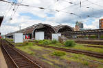 hagen-hbf/557200/der-hauptbahnhof-hagen-hauptbahnhof-am-20052017 
Der Hauptbahnhof Hagen Hauptbahnhof am 20.05.2017.   

Die zweischiffige Bahnsteighalle aus dem Jahre 1910, die, bis auf drei, sämtliche Bahnsteige überspannt. Sie wurde in den 1990er-Jahren denkmalgerecht restauriert und ist ein bedeutendes Beispiel für die seit dem späten 19. Jahrhundert entwickelte Hallenkonstruktion in Stahlbauweise. In Westfalen und dem Ruhrgebiet ist sie die einzige erhaltene „klassische“ Bahnsteighalle und eine der wenigen ihrer Art in Deutschland. Bei den schweren anglo-amerikanischen Bombenangriffen auf Hagen im Zweiten Weltkrieg ist sie im Gegensatz zu vielen anderen Bahnhofshallen im Ruhrgebiet nicht zerstört worden.