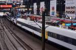 DB/NOB: Verstärkter Zug bei einem Zwischenhalt im Hauptbahnhof Hamburg am 17. Oktober 2015. Die Mak DE 2700.07 wurde zwischen der Stammkomposition und den ehemaligen Flex-Abteilwagen, die nur noch zu Verstärkungszwecken eingesetzt werden, eingereiht.
Foto: Walter Ruetsch