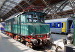 leipzig-hbf/502220/die-e-04-01-ex-dr Die E 04 01 (ex DR  204 001-2, ex DRG E 04 01) ausgestellt im Leipziger Hauptbahnhof auf dem Museumsgleis bzw. Traditionsgleis (Gleis 24), hier am 21.05.2016. Eigentümer von dem Fahrzeug ist das DB Museum. Die E 04 01befindet sich im Zustand der DDR Reichsbahn.

Die Lok wurde 1932vvon AEG in Hennigsdorf unter der Fabriknummer 4681gebaut und an die DRG geliefert. Beheimatungen  waren Leipzig-Hbf-West und Magdeburg-Hbf, so verblieb sie nach dem Krieg im Bereich der sowjetischen Besatzungszone (SBZ). Aufgrund der Anordnung der Besatzungsmacht wurde am 29.03.1946 der elektrische Zugbetrieb in der SBZ eingestellt und alle Anlagen und Lokomotiven in die Sowjetunion abtransportiert. 1952/53 wurden die Anlagen und Lokomotiven größtenteils zurückgegeben, so dass im Bereich  der DDR Reichsbahn erneut ein elektrischer Zugbetrieb aufgebaut werden konnte. Auch die E 04 01 kehrten zurück und wurden mit großem Aufwand wieder instand gesetzt und fuhr so bis zu ihrer Ausmusterung am 28.04.1976.

Allgemeines zur Baureihe E 04 (DB 104 / DR 204):
Die von der AEG für die sächsischen Flachlandstrecken entwickelte E 04 basiert auf den Erfahrungen der Baureihe E 17, jedoch mit einfachem Blechrahmen und drei Fahrmotoren.

Zunächst kamen zwischen Ende 1932 und Mitte 1933 die acht Maschinen E 04 01-08 beim Bw Leipzig West in den Schnellzugdienst. Im Mai und Juni 1933 wurden die E 04 09 und E 04 10 für Versuchsfahrten beim Bw München Hbf in Betrieb genommen. Die E 04 09 erreichte am 28. Juni 1933 mit einem 309-t-Zug auf der Strecke München – Stuttgart eine Höchstgeschwindigkeit von 151,5 km/h. Die zulässige Höchstgeschwindigkeit wurde nach den Versuchsfahrten für diese beiden Maschinen auf 130 km/h erhöht.
In den Jahren 1933/34 folgten 11 weitere Maschinen für den Einsatz auf Bayerischen Strecken, die durch eine andere Getriebeübersetzung eine Höchstgeschwindigkeit von 130 km/h besaßen und mit einer zusätzlichen Laufradbremse versehen waren. Als dritte 'Serie' folgten Ende 1935 die E 04 22 und E 04 23 (mit Einrichtung für Wendezugbetrieb).
Nach dem II. Weltkrieg waren nur noch neun der 23 E 04 einsatzfähig. Die Maschinen E 04 17 bis E 04 22 verblieben bei der DB. Bei der DR verblieben die siebzehn Maschinen E 04 01-E 04 16 und E 04 23. Bis auf die E 04 04 und E 04 13 wurden alle Loks wieder betriebsfähig aufgearbeitet. Die DB bezeichnete die E 04 ab 1.1.1968 als Baureihe 104, die DR ab 1.7.1970 als Baureihe 204.
Die DB-Loks waren in München und Osnabrück stationiert. Ende 1980 waren nur die 104 018 und 104 020 für Sonderdienste im Einsatz. Am 31.7.1981 wurde die 104 018 abgestellt. Die 104 020 wird als Museumslokomotive unterhalten.
Bei der DR begann im Jahre 1974 die Ausmusterung. Bis Ende 1976 waren auch die letzten drei (204 005, 204 007 und 204 015) dieser Baureihe abgestellt und im Januar 1977 ausgemustert worden, wobei ein Teil von ihnen z.B. als Weichenheizungsanlage Verwendung fanden.

TECHNISCHE DATEN:
Spurweite: 1.435 mm (Normalspur)
Achsenanordnung: 1‘Co1‘  
Länge über Puffer : 15.120 mm
Dienstgewicht: 92 t
Achslast: 18,4 t
Treibraddurchmesser : 1.600 mm 
Laufraddurchmesser:  1.000 mm  
Höchstgeschwindigkeit : 110 km/h (130 km/h ab E 04 09 ) 
Stundenleistung: 2.190 kW 
Dauerleistung:  2.010 kW
Anzahl der Motoren: 3
Stromsystem: 16 2/3 Hz, 15 kV
Antrieb:  Kleinow-Federtopf
Anfahrzugkraft: 177 kN (152 kN ab E 04 09) 
