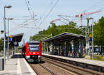 
Der vareo 620 545 / 621 045 / 620 045. ein dreiteiliger Dieseltriebzug vom Typ ALSTOM Coradia LINT 81 der DB Regio (VAREO), am 01.06.2019, als RB 30   Rhein-Ahr-Bahn  (Bonn Hbf - Remagen - Ahrbrück), beim Halt im Bahnhof Bonn UN Campus.