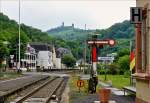 . Die Aussicht vom Bahnsteig in Balduinstein auf das Zwerg Formsignal und die Schaumburg. 26.05.2014 (Jeanny)
