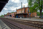Hundertwasser-Bahnhof Uelzen und das Empfangsgebude von der Gleisseite (Gleis 103) am 14 Mai 2022.